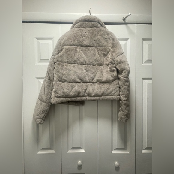 A&F mini puffer coat in the color grey. Cute semi cropped winter coat❤️ - Picture 5 of 5